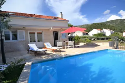 Bazen u objektu Villa Magalia ili u blizini