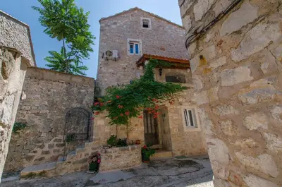 Tlocrt objekta House Stone house in center