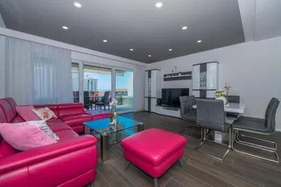 TV i/ili zabavni centar u objektu Luxury Apartment Purple Summer Sea view
