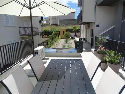 Popločani dio dvorišta ili vanjski dio objekta Modern Small House with a Terrace