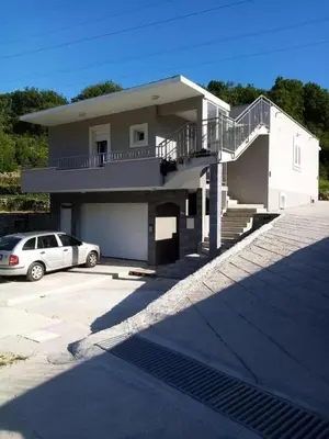Zgrada u kojoj se nalazi vikendica