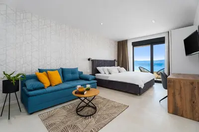 TV i/ili zabavni centar u objektu Villa Admira Maria with a heated pool and sea views