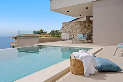 Bazen u objektu Villa Una with heated pool, 1km from the beach ili u blizini