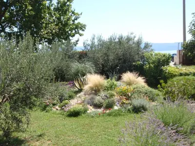 Vrt u objektu Apartment in Dugi Rat with sea view, balcony, air conditioning, WiFi 5132-6