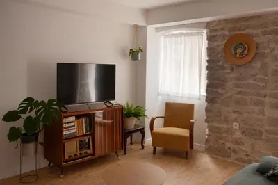 TV i/ili zabavni centar u objektu Sketches of Milna