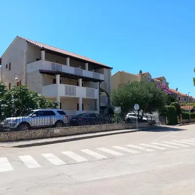 Apartments with parking space Supetar