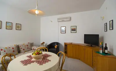 TV i/ili zabavni centar u objektu Villa Lukrecia - Stone Villa with Pool & Sea Views I Supetar, Brač