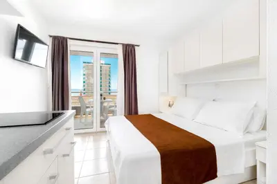 Krevet ili kreveti u jedinici u objektu Apartments and Rooms Vuleta, Close to the Beach