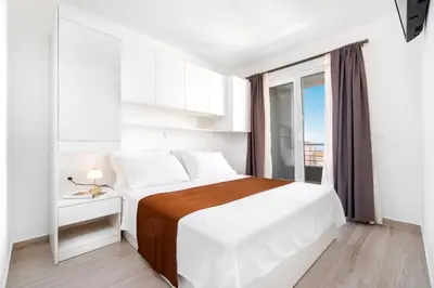 Krevet ili kreveti u jedinici u objektu Apartments and Rooms Vuleta, Close to the Beach