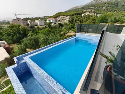 Bazen u objektu Villa Diva DI with private pool and jacuzzi ili u blizini