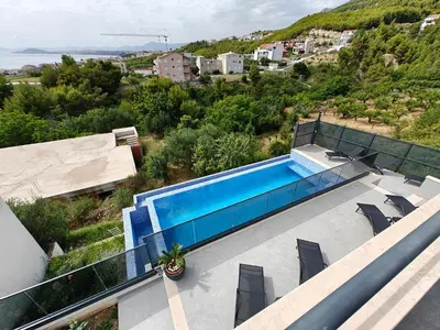 Bazen u objektu Villa Diva DI with private pool and jacuzzi ili u blizini