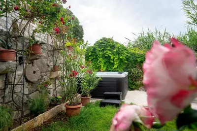 Vrt u objektu Holiday Home Skala and Kala with hot tubs