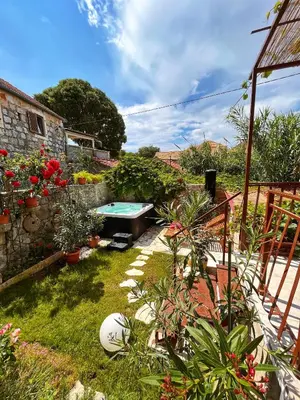 Vrt u objektu Holiday Home Skala and Kala with hot tubs