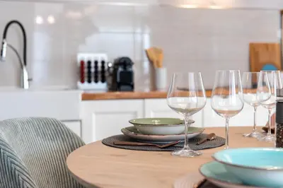 Kuhinja ili čajna kuhinja u objektu Yukka ComFor city center Hvar apartment with parking