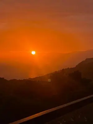 Pogled na izlazak ili zalazak sunca iz apartmana