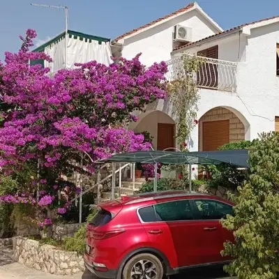 Apartments with parking space Sutivan