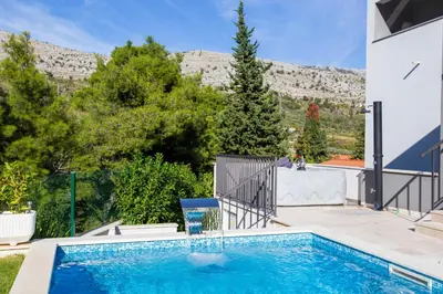 Bazen u objektu Luxury villa with a swimming pool Tugare, Omis - 20067 ili u blizini