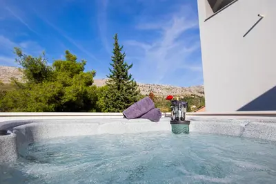 Bazen u objektu Luxury villa with a swimming pool Tugare, Omis - 20067 ili u blizini