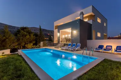 Bazen u objektu Luxury villa with a swimming pool Tugare, Omis - 20067 ili u blizini