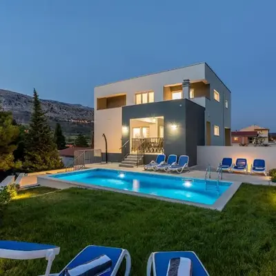 Luxury villa with a swimming pool Tugare
