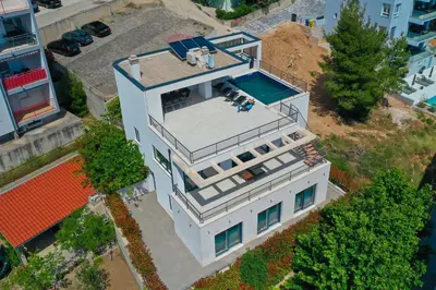 Bazen u objektu Villa Mare ili u blizini