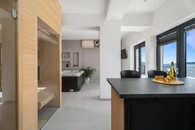 Kuhinja ili čajna kuhinja u objektu Luxury Villa Euphorica with sea views & pool near beach