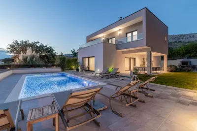Bazen u objektu Luxury Villa Oriolus, heated pool, sauna, Split ili u blizini