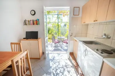 Kuhinja ili čajna kuhinja u objektu Cozy 1 bedroom apt/terrace/garden