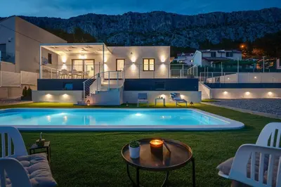 Bazen u objektu 2-bedroom Villa La Vita with private heated 33sqm pool ili u blizini