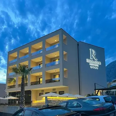 Family-friendly apartments with swimming pool Promajna