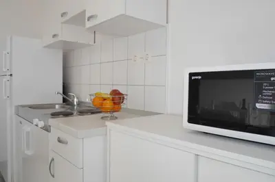 Kuhinja ili čajna kuhinja u objektu Apartment in Dugi Rat with sea view, balcony, air conditioning WiFi 5132-1