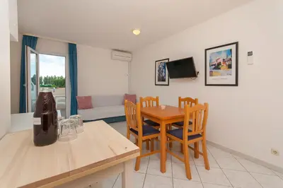 TV i/ili zabavni centar u objektu Apartments Rubic Omis- 230m from sandy beach