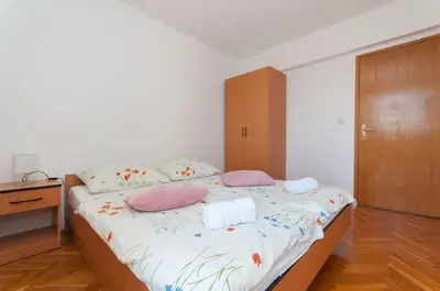 Krevet ili kreveti u jedinici u objektu Apartments Rubic Omis- 230m from sandy beach