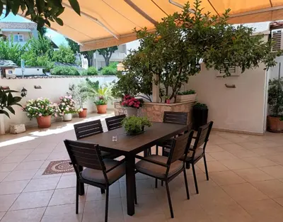 Vrt u objektu Charming 4* apartment in Supetar's old center