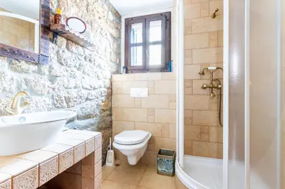 Kupaonica u objektu Stone House Srida