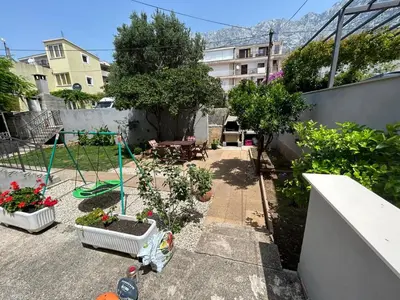 Vrt u objektu Spacious apartment in Makarska Maria