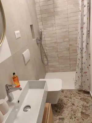 Kupaonica u objektu Omis apartment - near beach and town center, ground floor with small garden