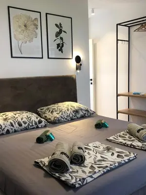 Krevet ili kreveti u jedinici u objektu Omis - private Ensuite room with balcony - hotel style