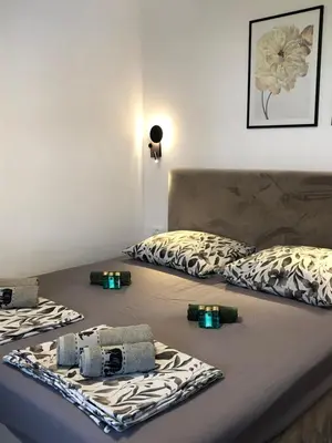Krevet ili kreveti u jedinici u objektu Omis - private Ensuite room with balcony - hotel style