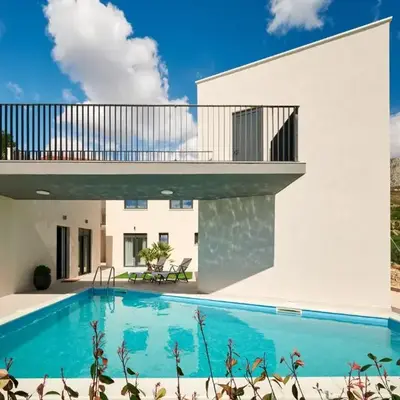 Luxury villa with a swimming pool Rat