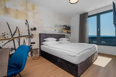 Krevet ili kreveti u jedinici u objektu Seafront Villa Nina with 5 en-suite bedrooms