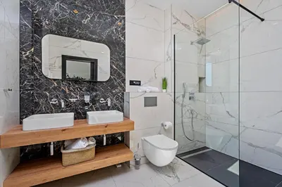 Kupaonica u objektu Seafront Villa Nina with 5 en-suite bedrooms