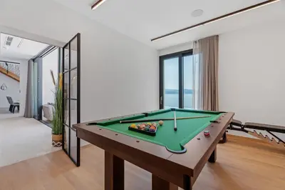 Stol za biljar u objektu Seafront Villa Nina with 5 en-suite bedrooms