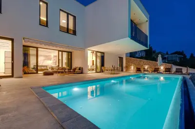 Bazen u objektu Seafront Villa Nina with 5 en-suite bedrooms ili u blizini