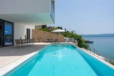 Bazen u objektu Seafront Villa Nina with 5 en-suite bedrooms ili u blizini