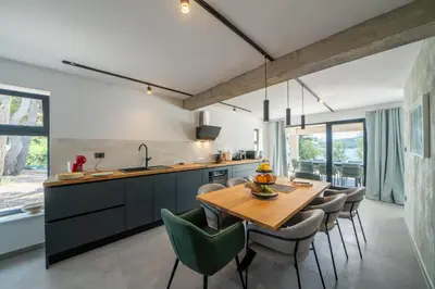 Kuhinja ili čajna kuhinja u objektu Seafront Villa Serenita