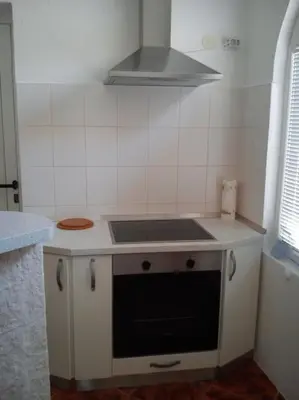Kuhinja ili čajna kuhinja u objektu Kuća za odmor u blizini Splita