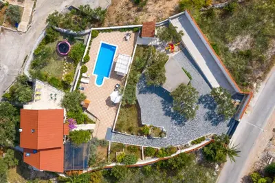 Bazen u objektu Villa Bravura Milna ili u blizini