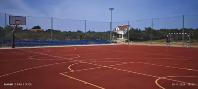 Tereni za tenis i/ili skvoš u sklopu objekta Villa Bravura Milna ili u blizini