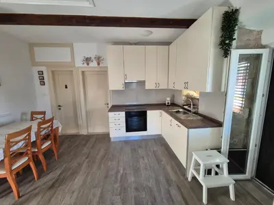 Kuhinja ili čajna kuhinja u objektu Apartman Pia, JELSA